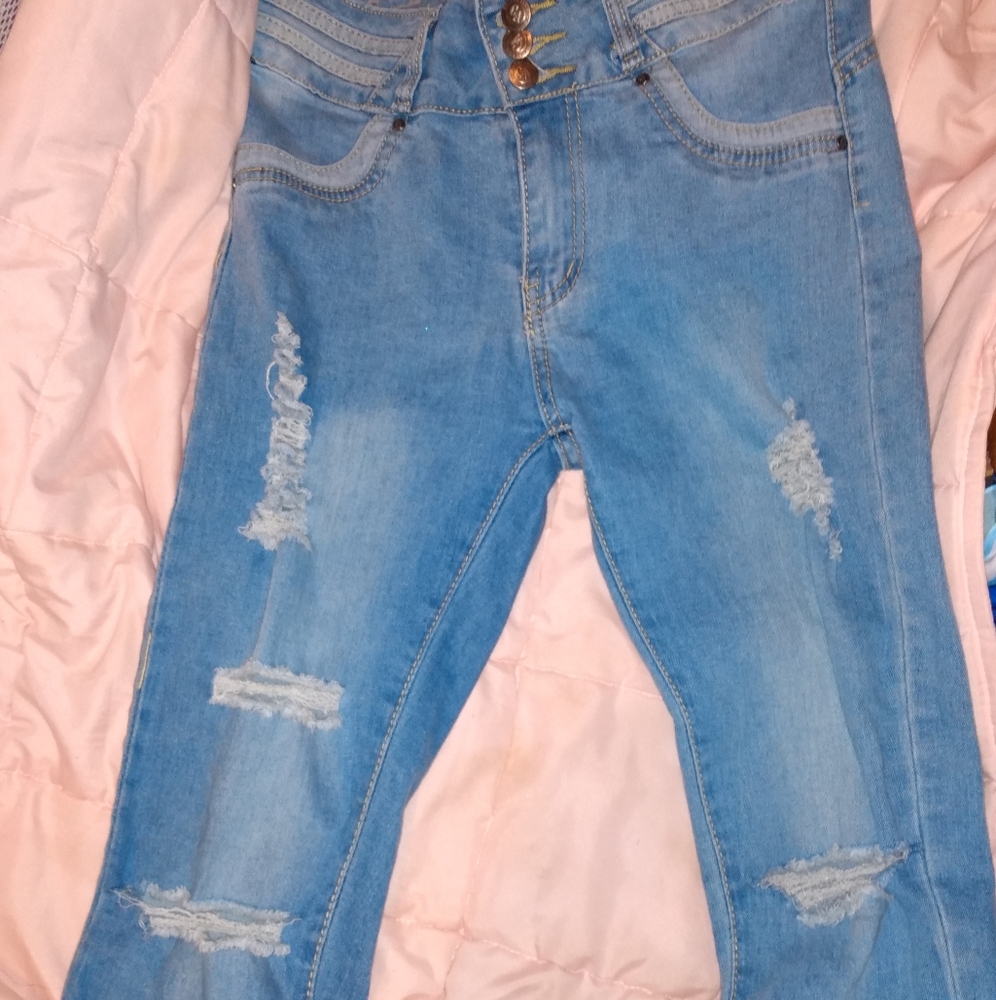 Celebrity Ace Levanta Cola Distressed Skinny Jeans